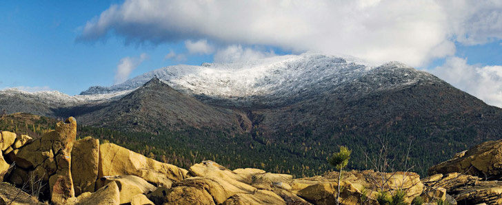 Вид на гору Денежкин Камень с вершины Желтой Сопки