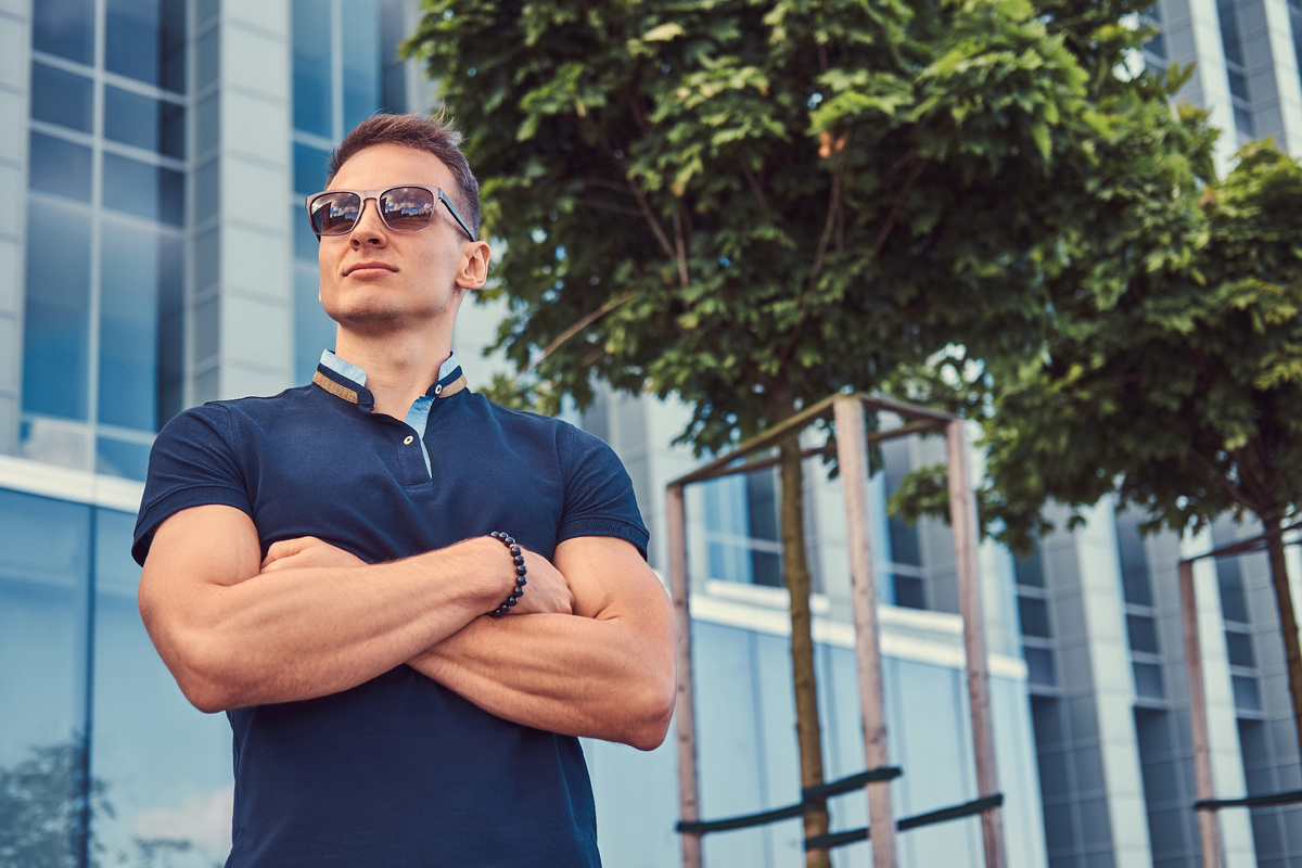 https://ru.freepik.com/free-photo/young-handsome-fashionable-man-with-stylish-haircut-sunglasses-dressed-black-t-shirt-pants-standing-with-crossed-arms-modern-city-against-skyscraper_25131029.htm#fromView=search&page=1&position=39&uuid=b256c4bc-3f3d-45cd-b5ae-56b4a15cb008&query=%D1%81%D0%B0%D0%BC%D0%BE%D1%83%D0%B2%D0%B5%D1%80%D0%B5%D0%BD%D0%BD%D1%8B%D0%B9+%D0%BC%D1%83%D0%B6%D1%87%D0%B8%D0%BD%D0%B0