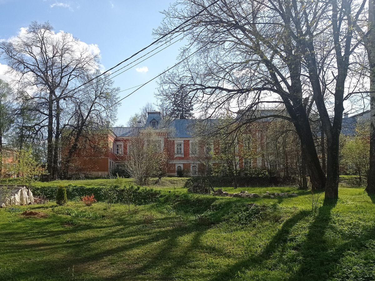 Главный дом усадьбы Мещерское (вид от Покровской церкви)