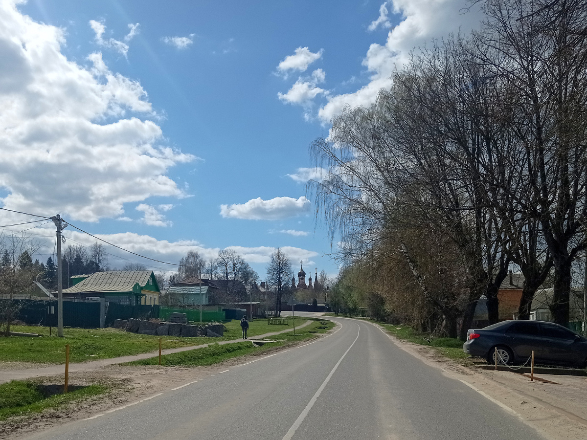 Деревня Мещерское, вид на Покровскую церковь