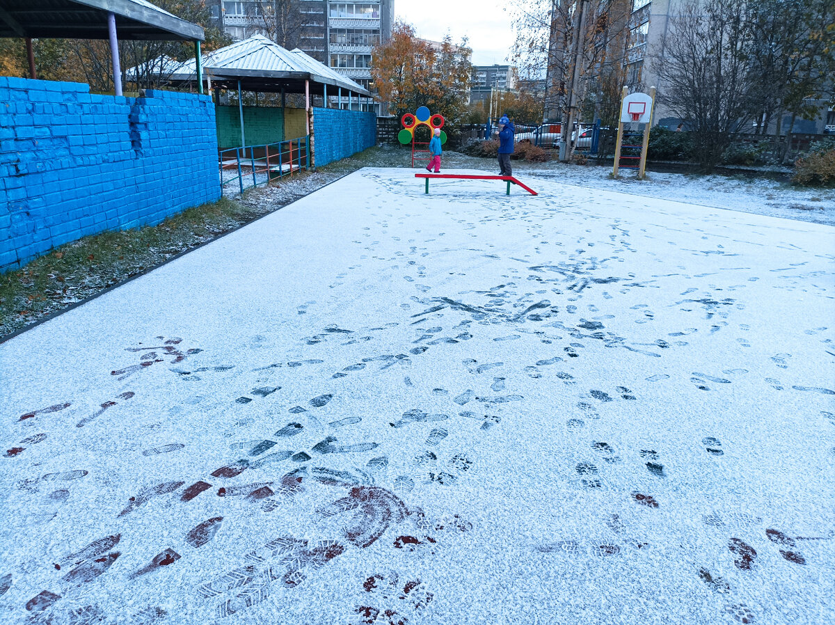Мои маленькие жуки радуются снегу, а я нет, стою и мерзну, потому как не люблю ( мягко сказано) холод... 