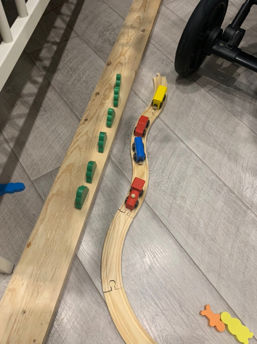 Старший играет