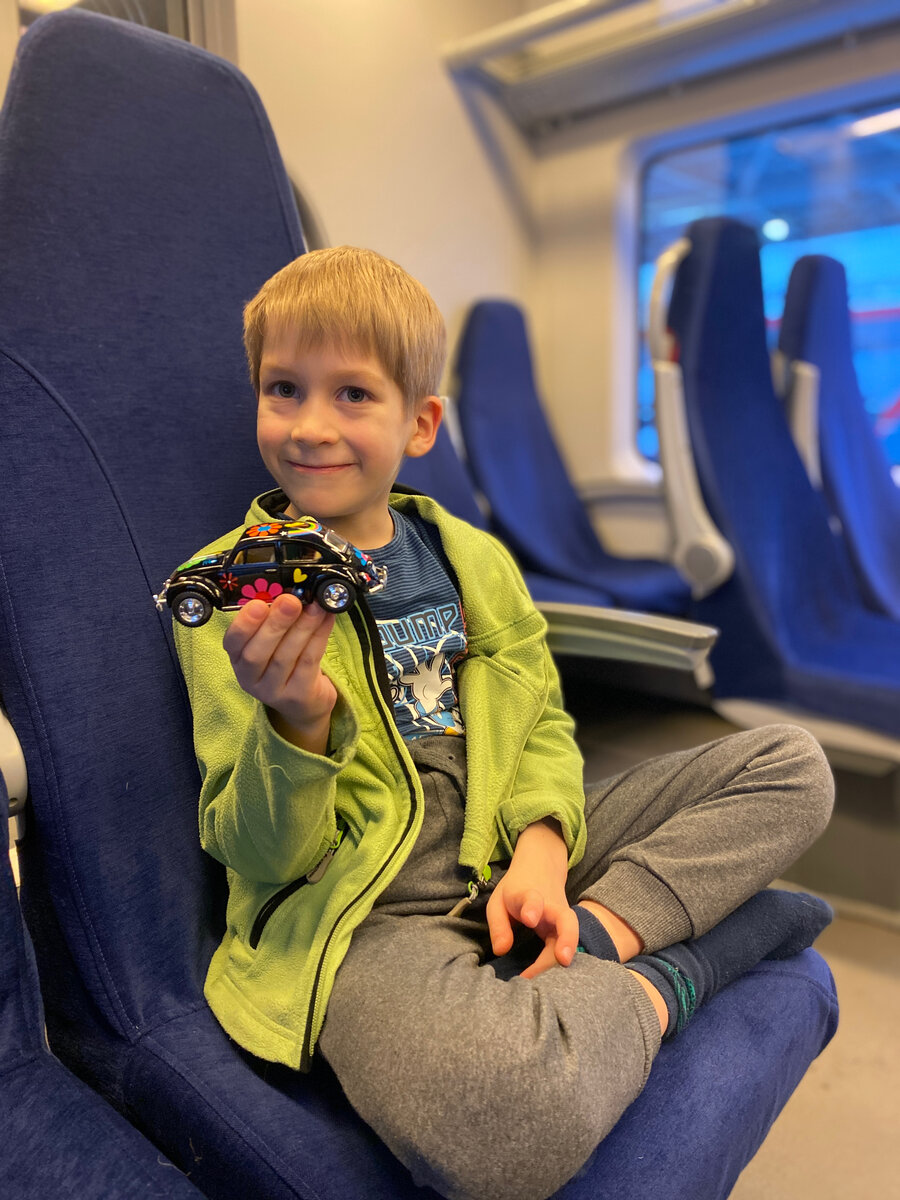 Фото автора. Пару раз покупала Пете машинки в киоске на вокзале. Столько радости было 