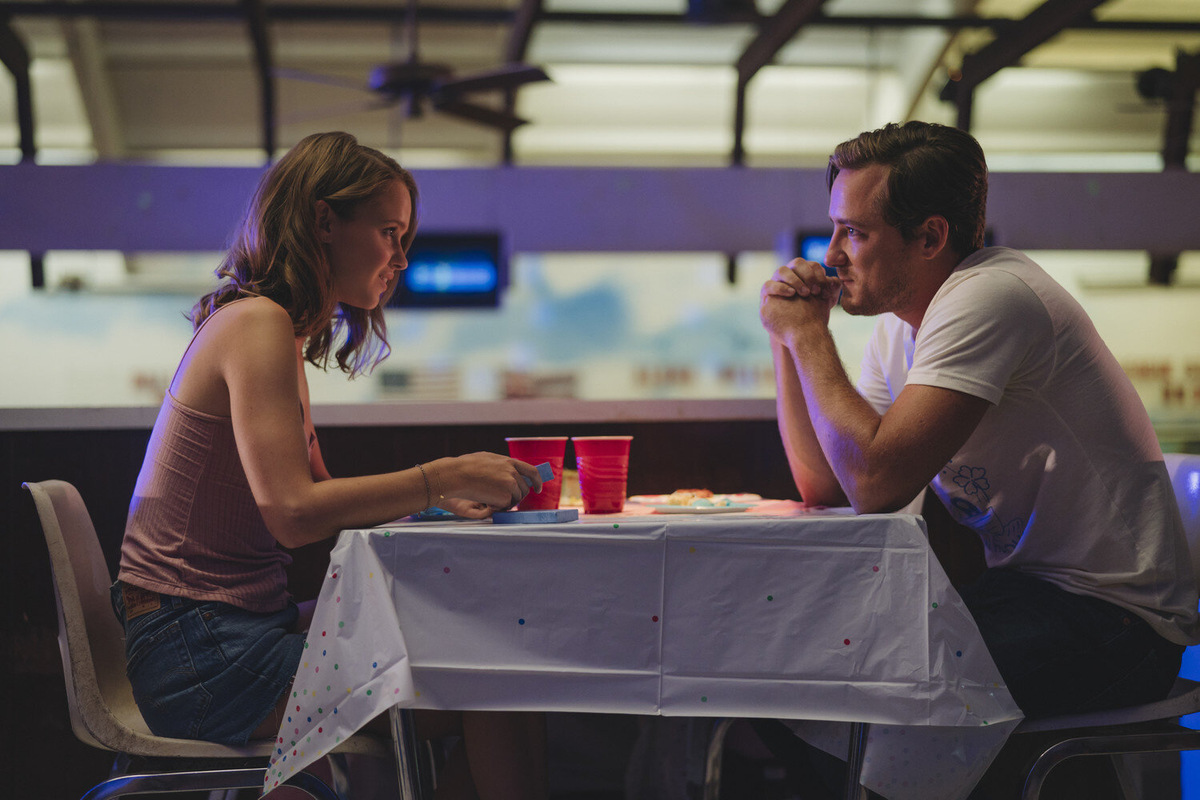 Объектные отношения с использованием слова между;

Она, он, стол (Стол между женщиной и мужчиной); ♦ https://www.kinoafisha.info/movies/8367612/shots/