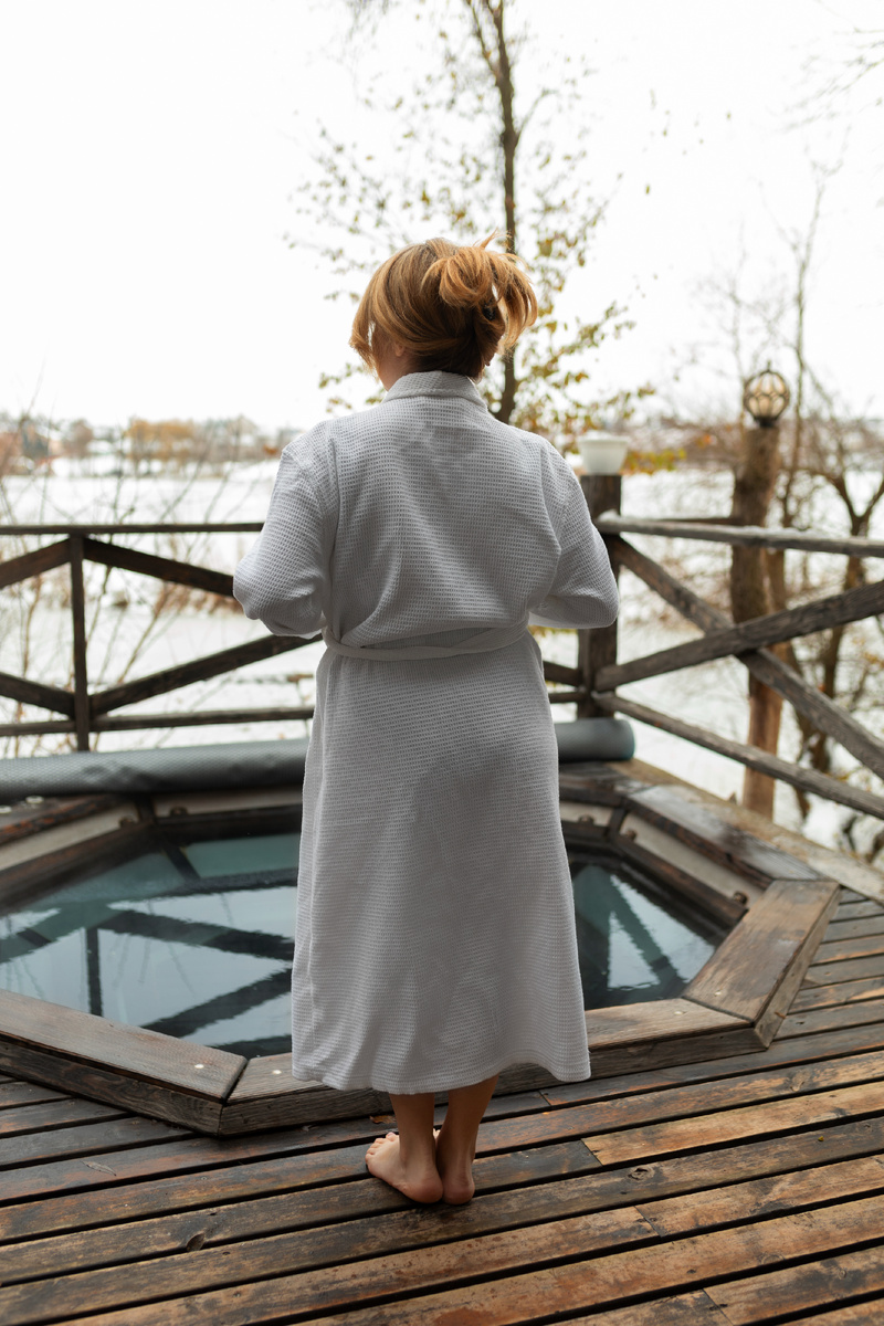 https://www.magnific.com/ru/free-photo/full-shot-woman-experiencing-cold-exposure-wellness_132314525.htm#fromView=search&page=1&position=5&uuid=87ff5b8d-03c8-4ff5-883f-f6f8bd4204b2&query=%D0%B6%D0%B5%D0%BD%D1%89%D0%B8%D0%BD%D0%B0+%D1%81%D0%B0%D0%BD%D0%B0%D1%82%D0%BE%D1%80%D0%B8%D0%B9+%D0%B2%D0%B8%D0%B4+%D1%81%D0%BE+%D1%81%D0%BF%D0%B8%D0%BD%D1%8B