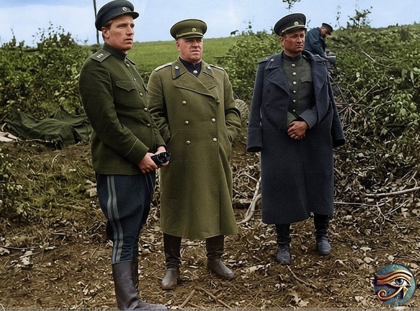 Голованов А.Е. крайний слева. Раскрашено.