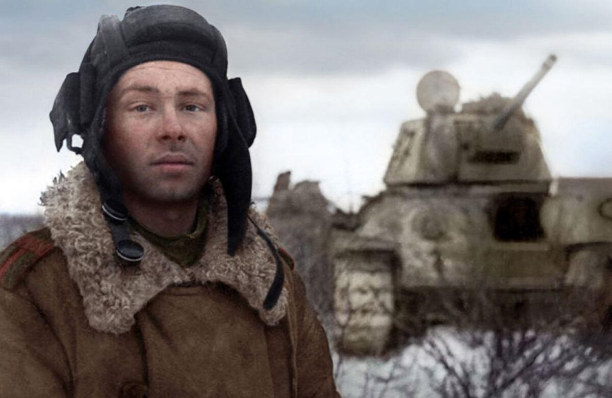 Водитель танка  Т-34 Михаил Смирнов Во время атаки на вражеские  позиции противотанковый снаряд попал в танк и убил всех членов экипажа, кроме Смирнова, но Михаил  ворвался на своем Т-34 на немецкие позиции, разгромил три противотанковых орудия и уничтожил еще 30 вражеских солдат и офицеров из пулемета. Снимок сделан 17 января 1944 года в Ленинградской области / Фото отредактировано в цвете от Klimbim