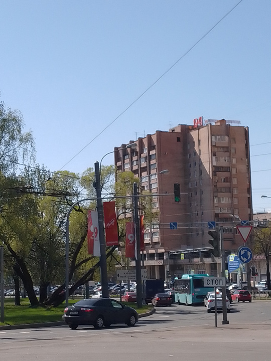 Украшение на площади Мужевта. А Крышу этого жилого дома укарашают годы Великой отчечественной войны. На другой стороне Второго Муринского проспека эть такой же дом, но его крыша украшена цифрой 1945 - годом окнчания войны  