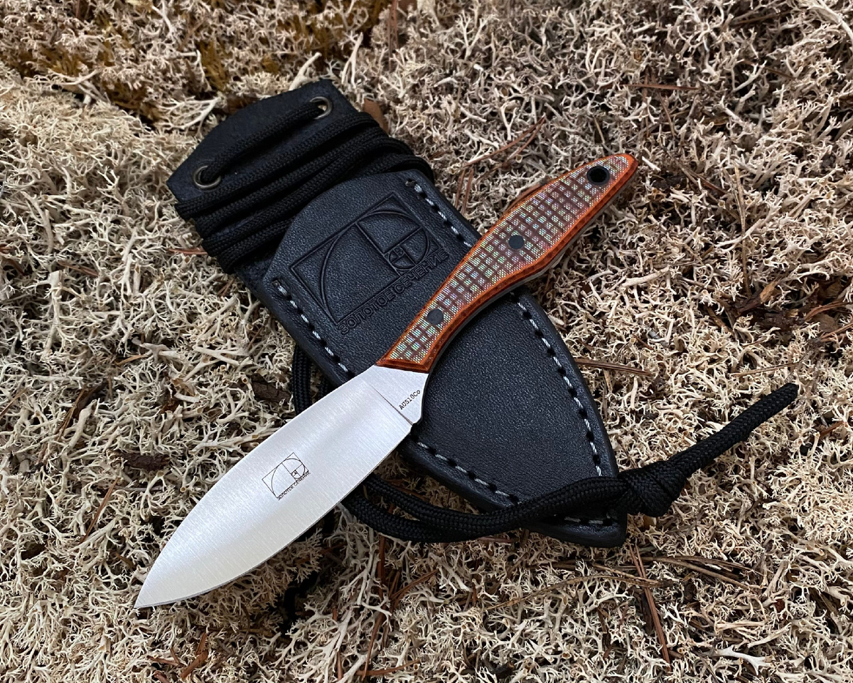 Тип спусков - выпуклая линза (convex). Материал клинка - AUS10Co. Материал рукояти - микарта. Стоимость - 10000₽