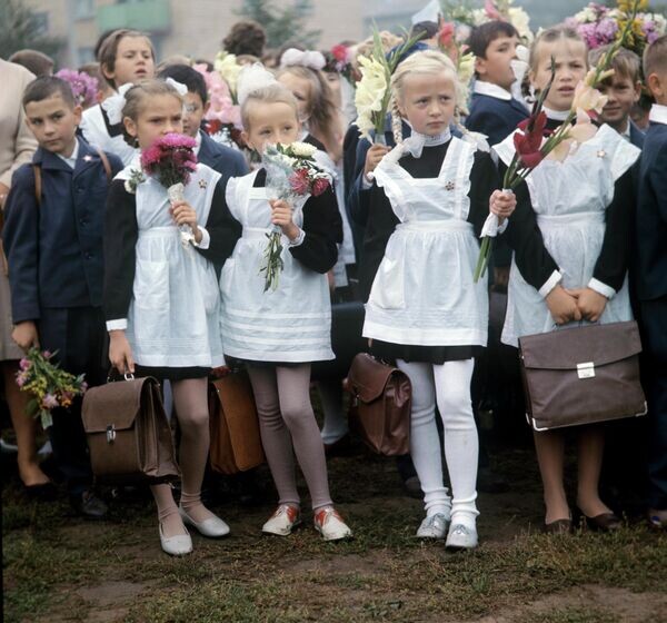 На линейке. Ученики средней школы Москвы перед началом нового учебного года. 1970-й. Фото Бориса Кавашкина.