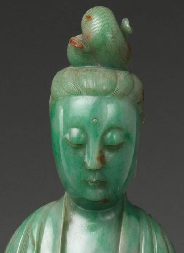 Гуаньинь. Китай, династия Цин, XIX в. Жадеит. Метрополитен-музей (англ. The Metropolithan Museum of Art), Нью-Йорк. Учётный номер: 39.65.24a, b. Эл. ресурс URL: https://www.metmuseum.org/art/collection/search/65687 