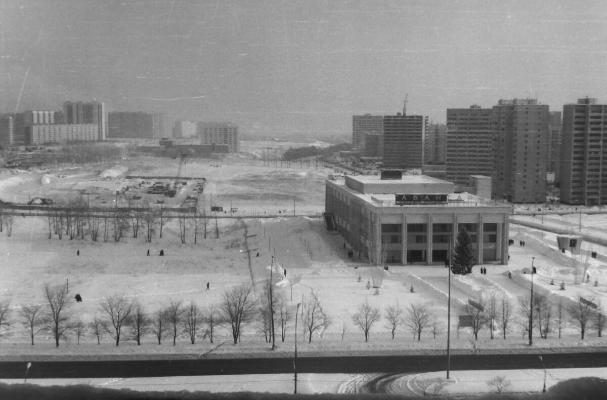 Кинотеатр Авангард 1982 год. Справа по диагонали - 13 микрорайон Орехово-Борисово, где жили братья Клещенко.