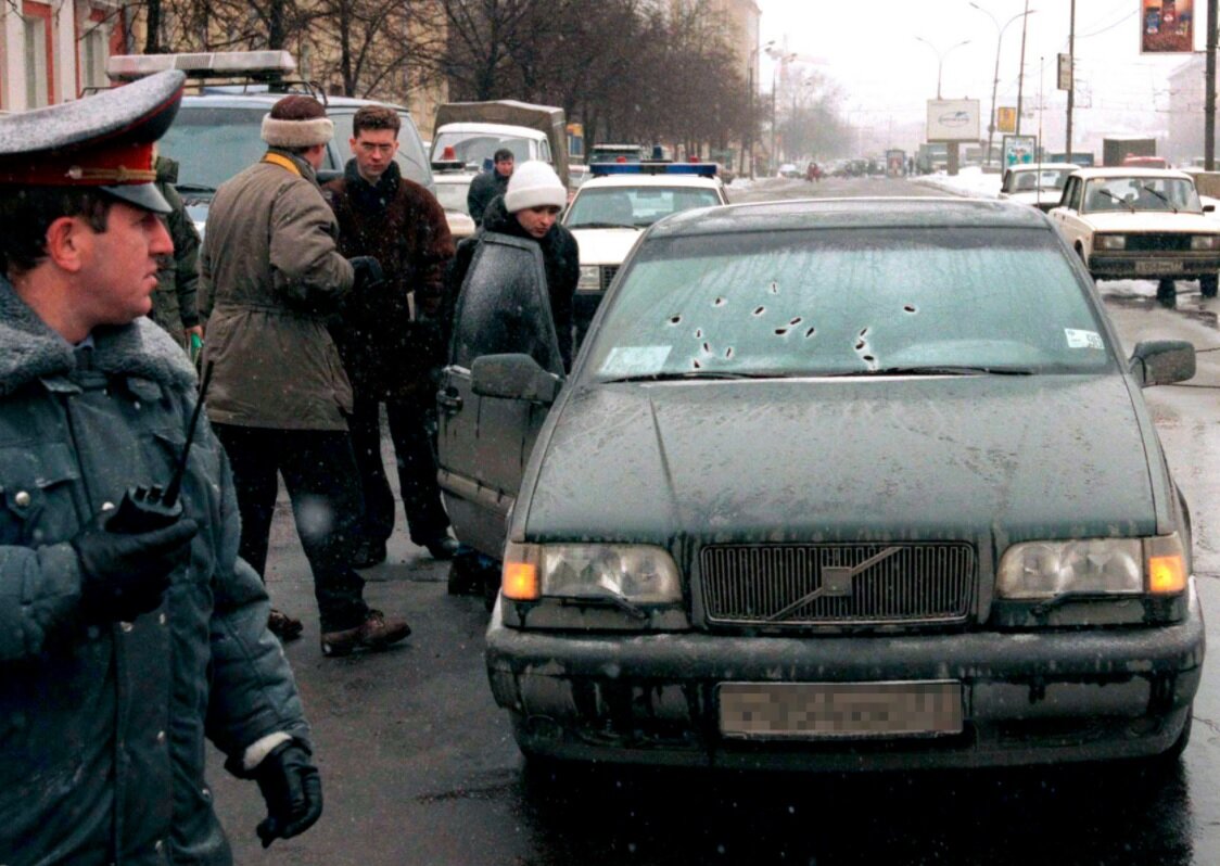 Москва, Новинский бульвар, 4 марта 1996 года. Автомобиль VOLVO 850, в котором был расстрелян Сергей Ананьевский.