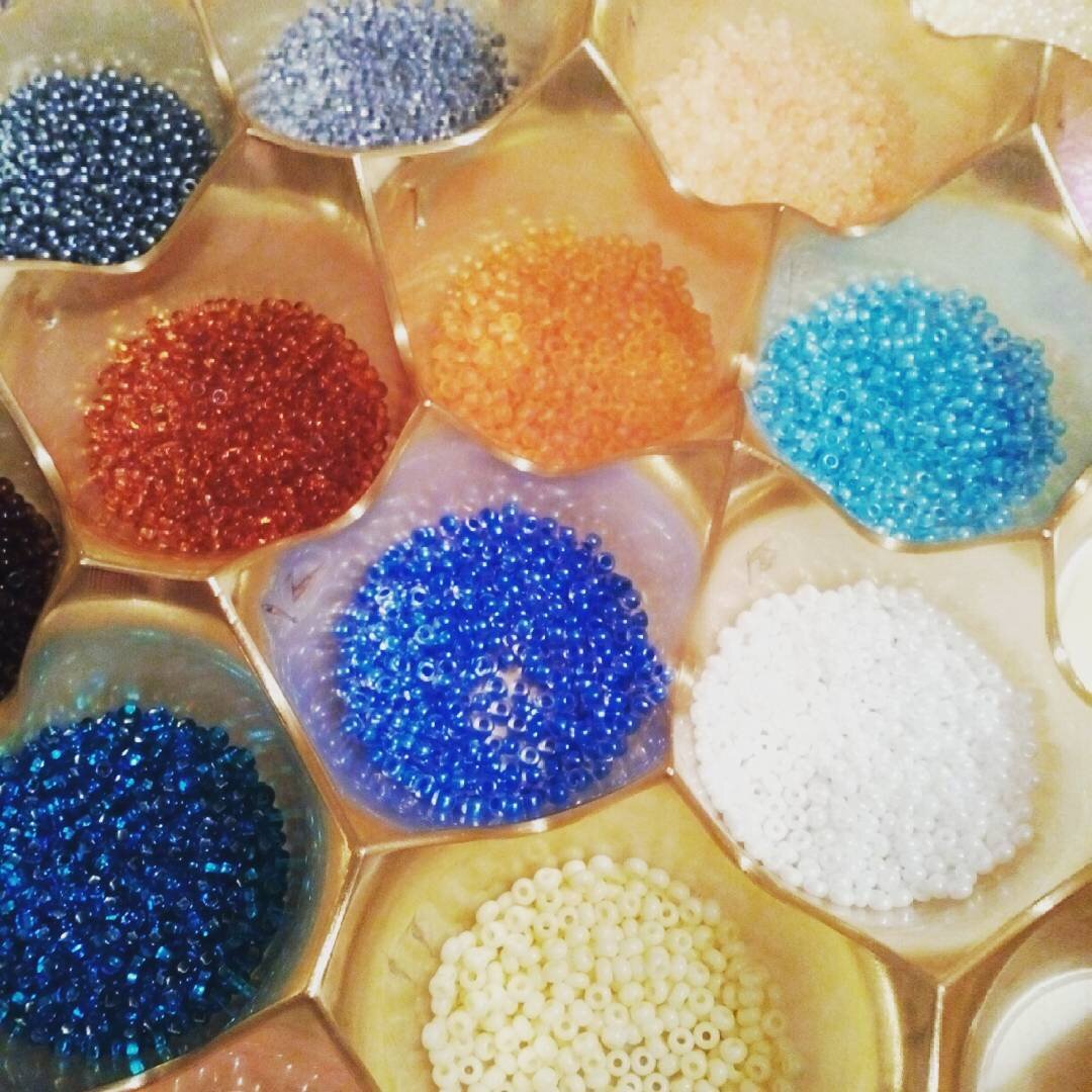 Бисер по цветам прекрасно расположился в ячейках. 