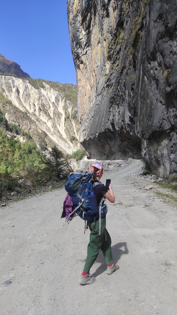 Проход в скале, Непал, Гималаи