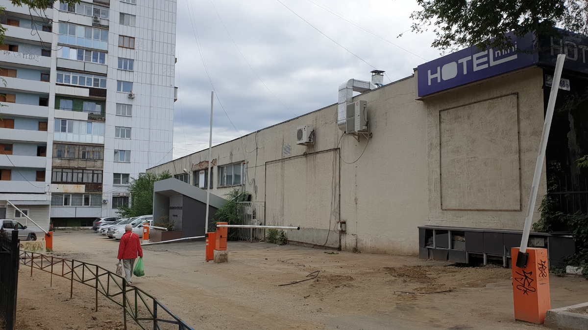 Шикарный двор, где установлено по шлагбауму на каждом ходу