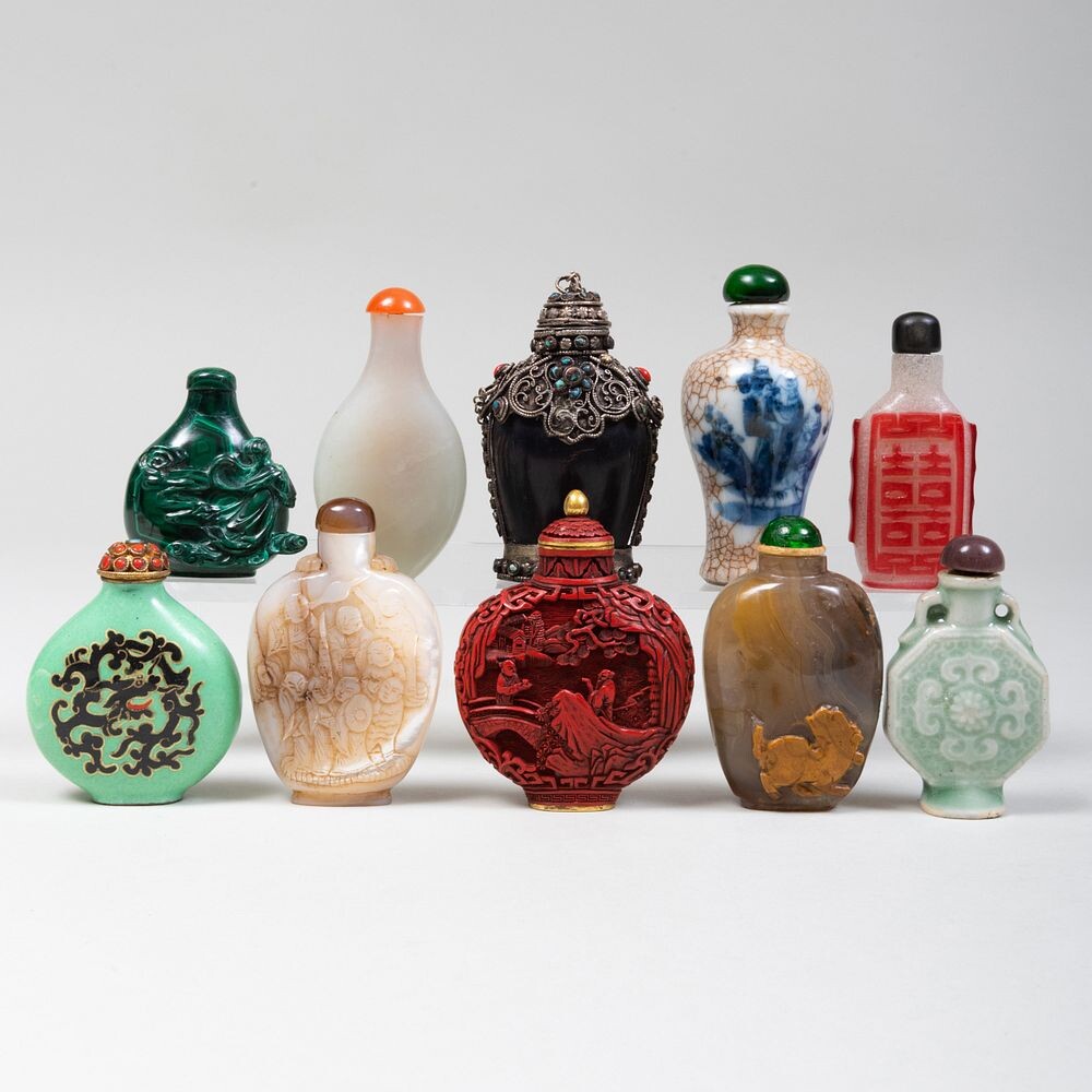 Флацоны для нюхательного табака. Империя Цин. Источник: https://bid.stairgalleries.com/online-auctions/stair-galleries/group-of-ten-chinese-snuff-bottles-2443248