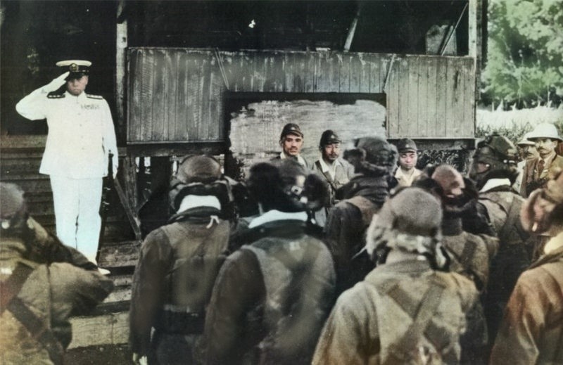 Адмирал Ямамото с инспекцией на Соломоновых островах. Одно из последних фото адмирала. Раскрашено.