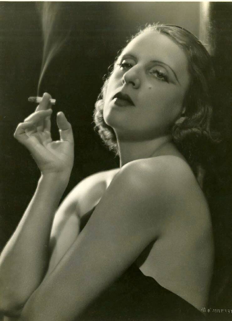 Тамара де Лемпицка с сигаретой. Около 1935 года. Фотограф: Камуцци
