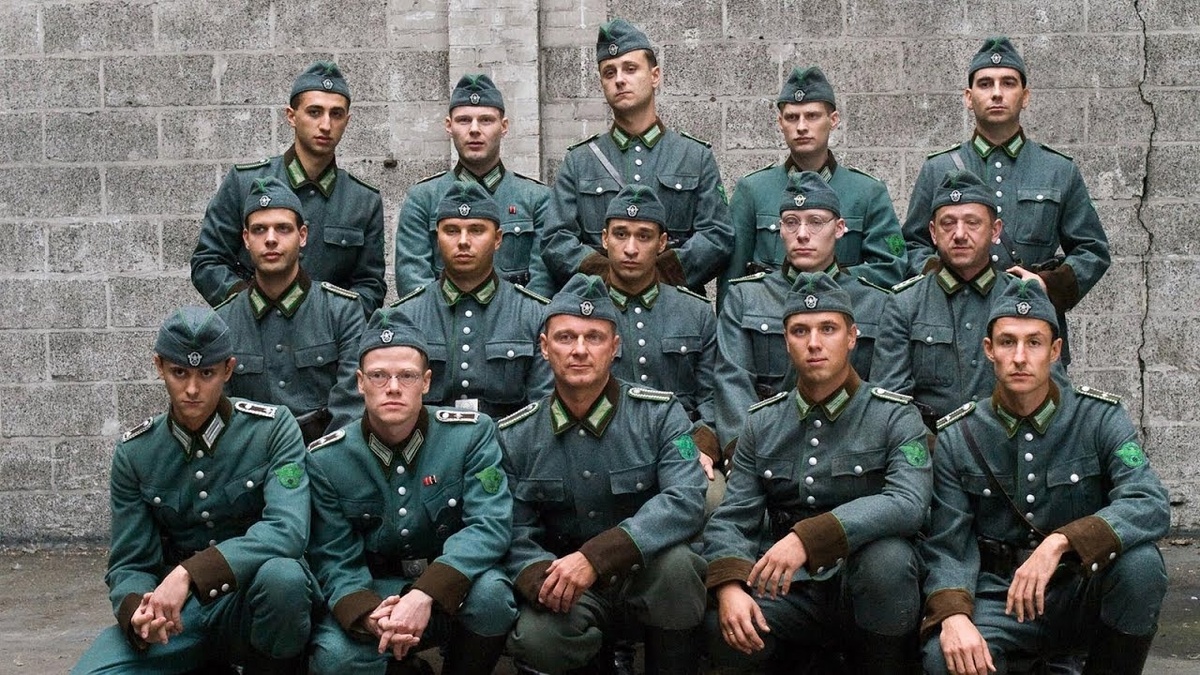 Стоп-кадр из документального фильма известного австрийского режиссера Стефана Рузовицкого "Радикальное зло", снятого во многом по книге Браунинга. К слову, именно такую форму Полиции порядка носили в резервных полицейских батальонах