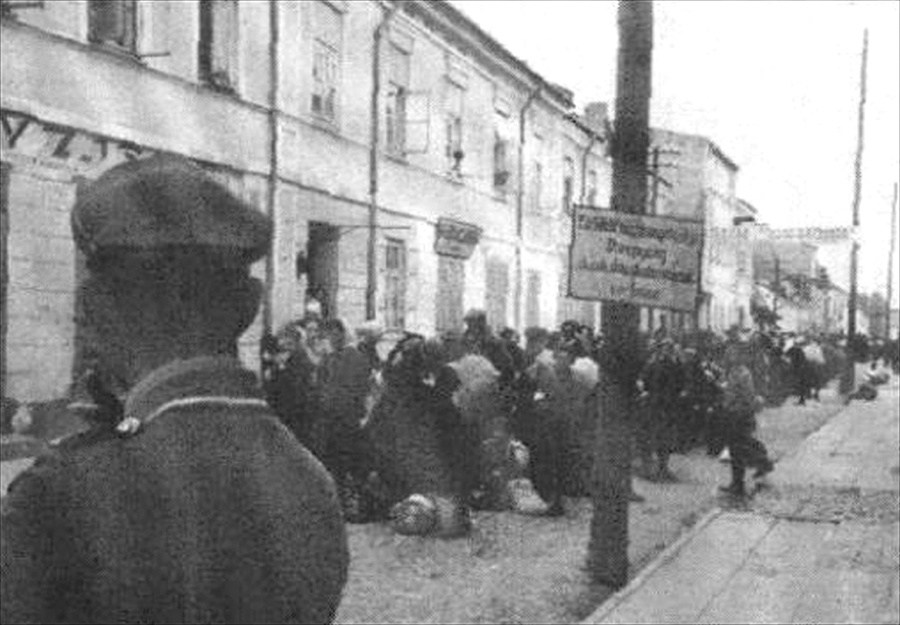 Любительское фото одного из бойцов 101-го резервного батальона. На нем запечатлена депортация еврейского гетто в Треблинку