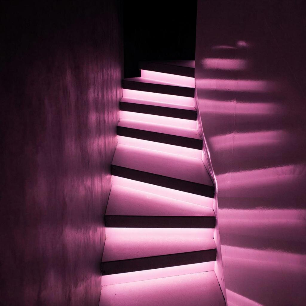 Стильная розовая лестница