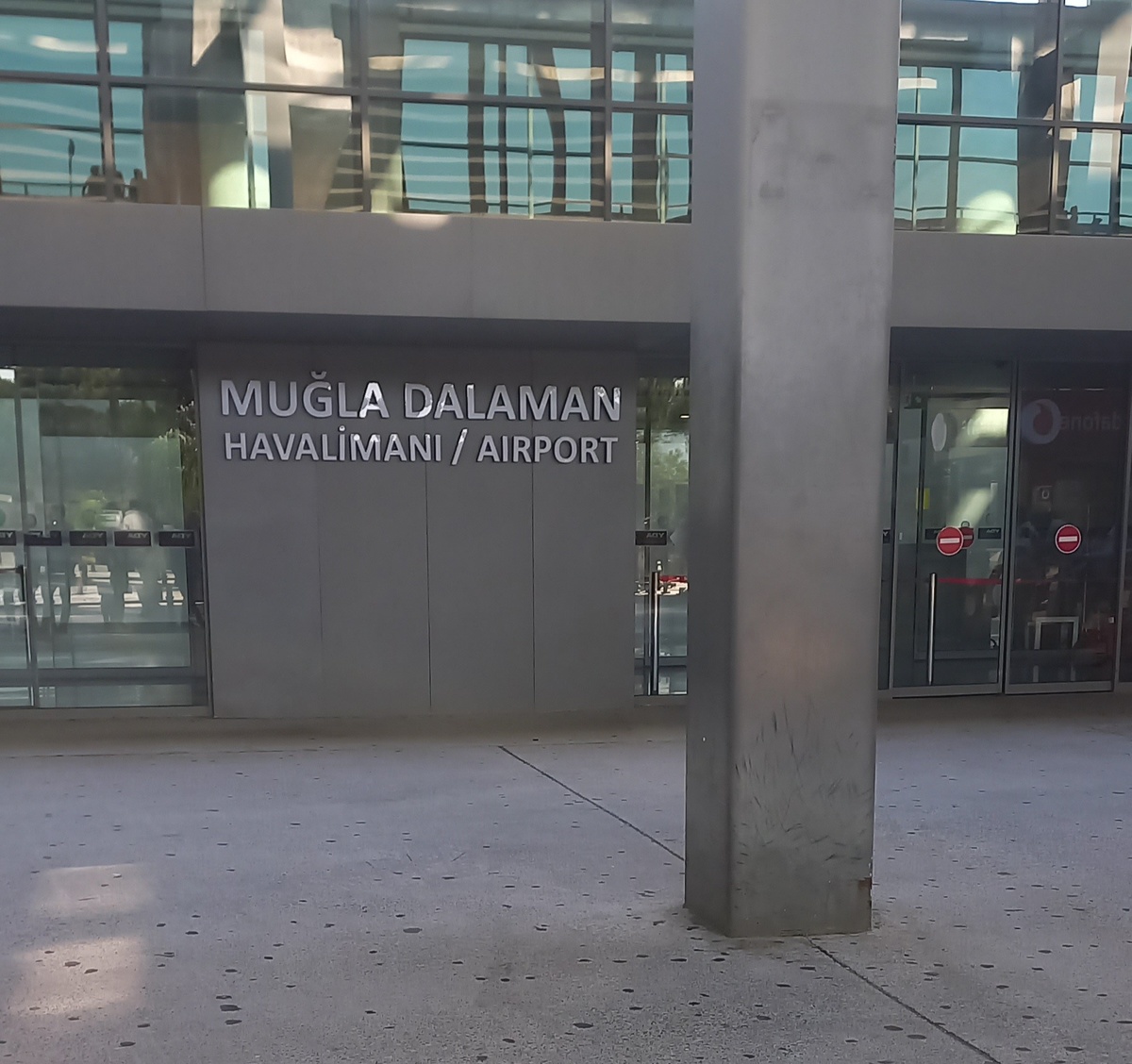 Аэропорт Даламан. Выход из зоны прилета.