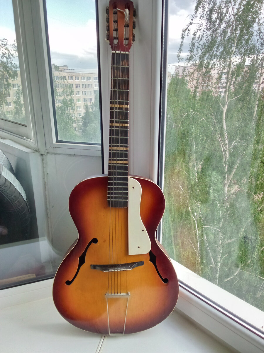 Фото из домашнего архива. Папина советская гитара. 