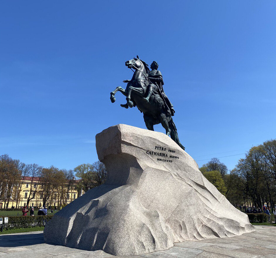 Медный всадник был создан по заказу императрицы Екатерины II и был установлен на Сенатской площади в Санкт-Петербурге в 1782 году.
