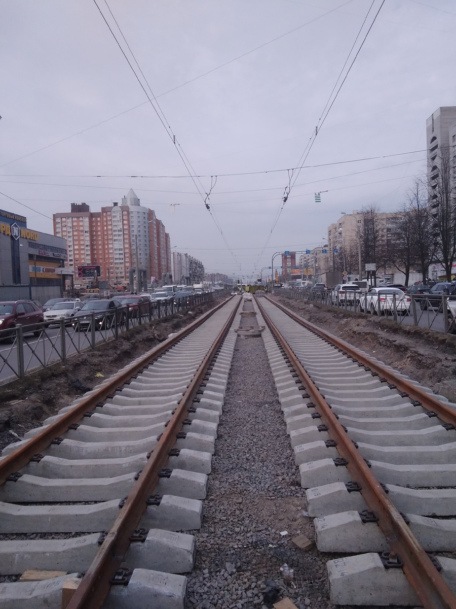 Уде лежат новые рельсы и шпалы, как на железной дороге только гравия пока нет