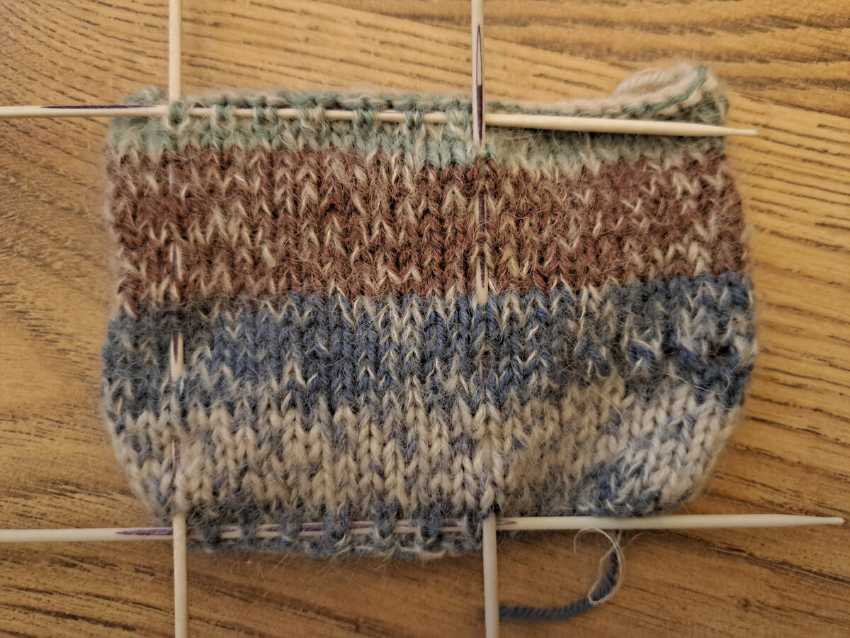 Разметила спицами на образце