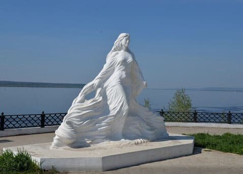 Памятник «Красавица Лена», Олемкинск. Скульптор: Н. Н. Чоччасов Автор фото неизвестен.
