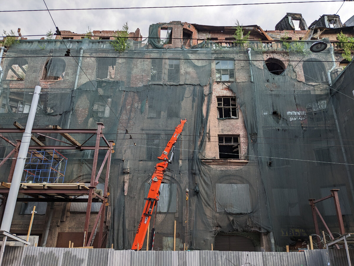 Тот же фасад во времена эффективных собственников суверенной России. 