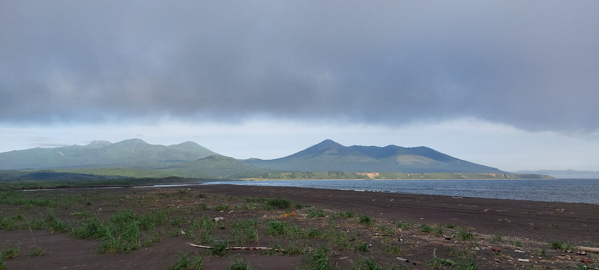 Вид из залива Касатка на вулканы Добрыня Никитич, Иван Грозный