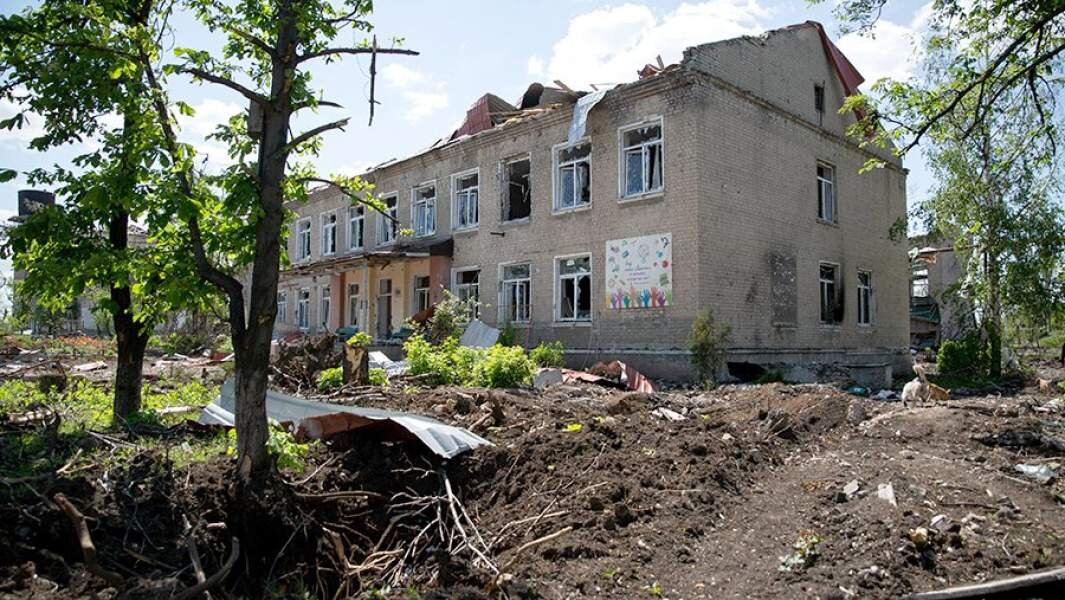 Поврежденное здание лицея № 10 в Новотошковском 