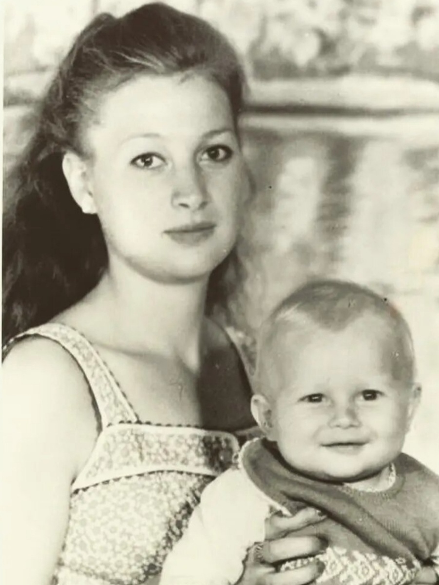 Маленький Петя с мамой