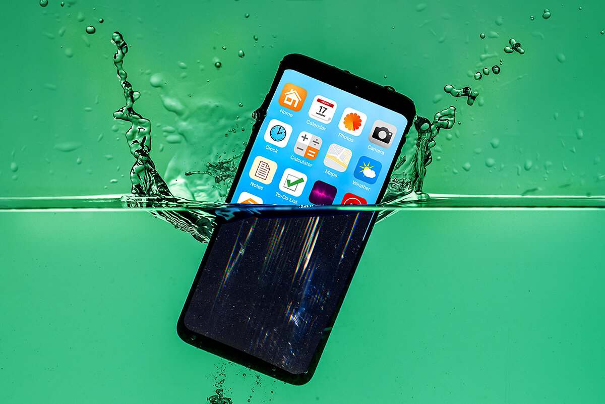 Как спасти телефон упавший в воду