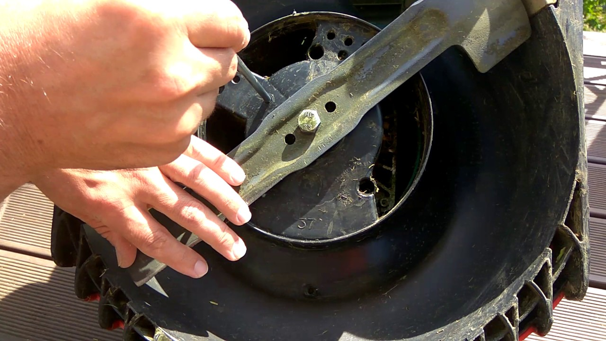 Снимаем нож газонокосилки. Источник изображения: https://evdiral.ru/