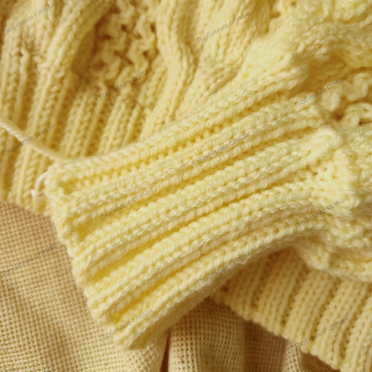 На этом рукаве свитера — петли резинки 2/2 закрыты иглой. 