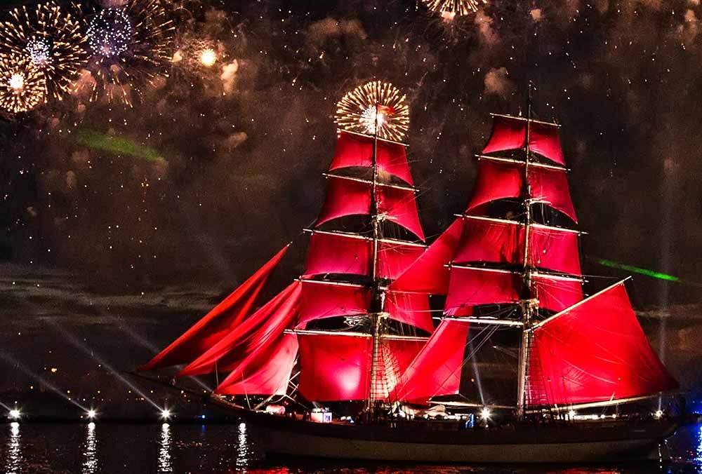 Яхта "Алые паруса" на реке Неве во время праздничного шоу в Санкт-Петербурге