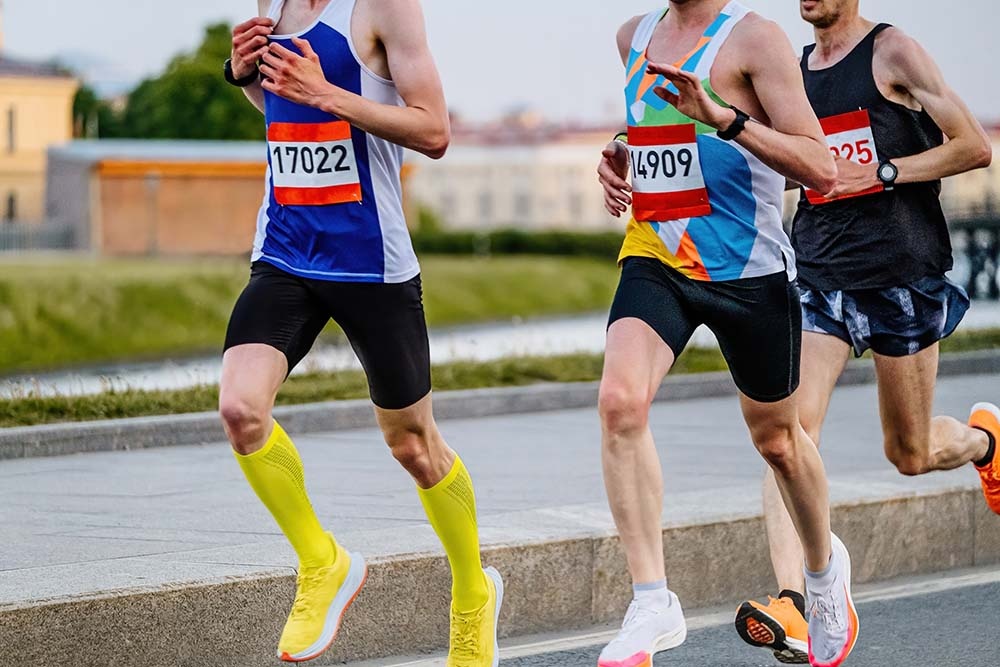 Группа бегунов-мужчин участвует в марафонском забеге