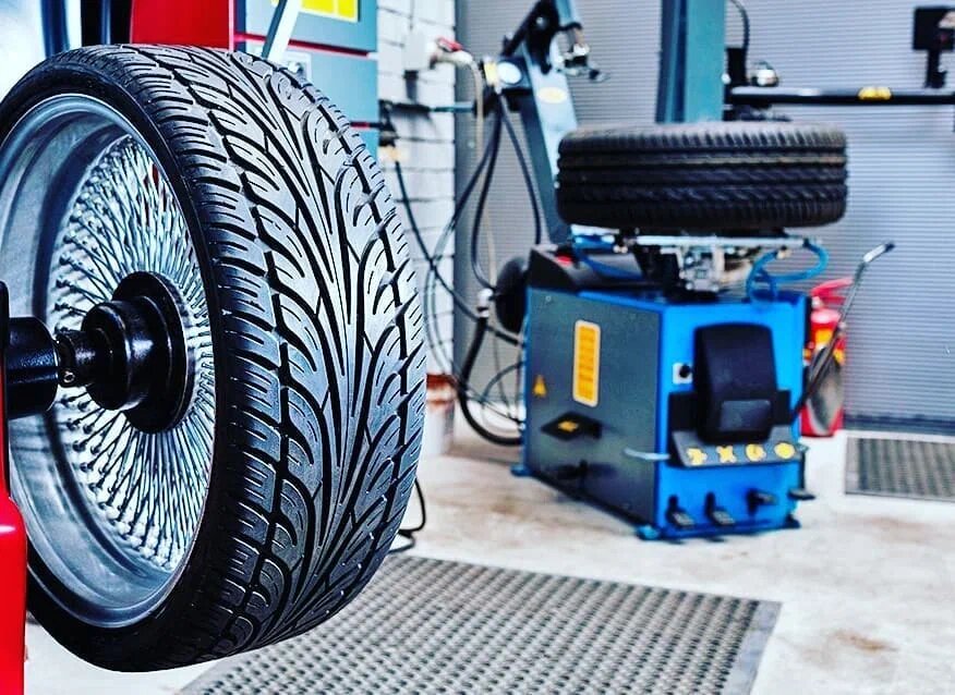 Балансировочный и бортировочный станки . Бортировочный с откидной колонной.