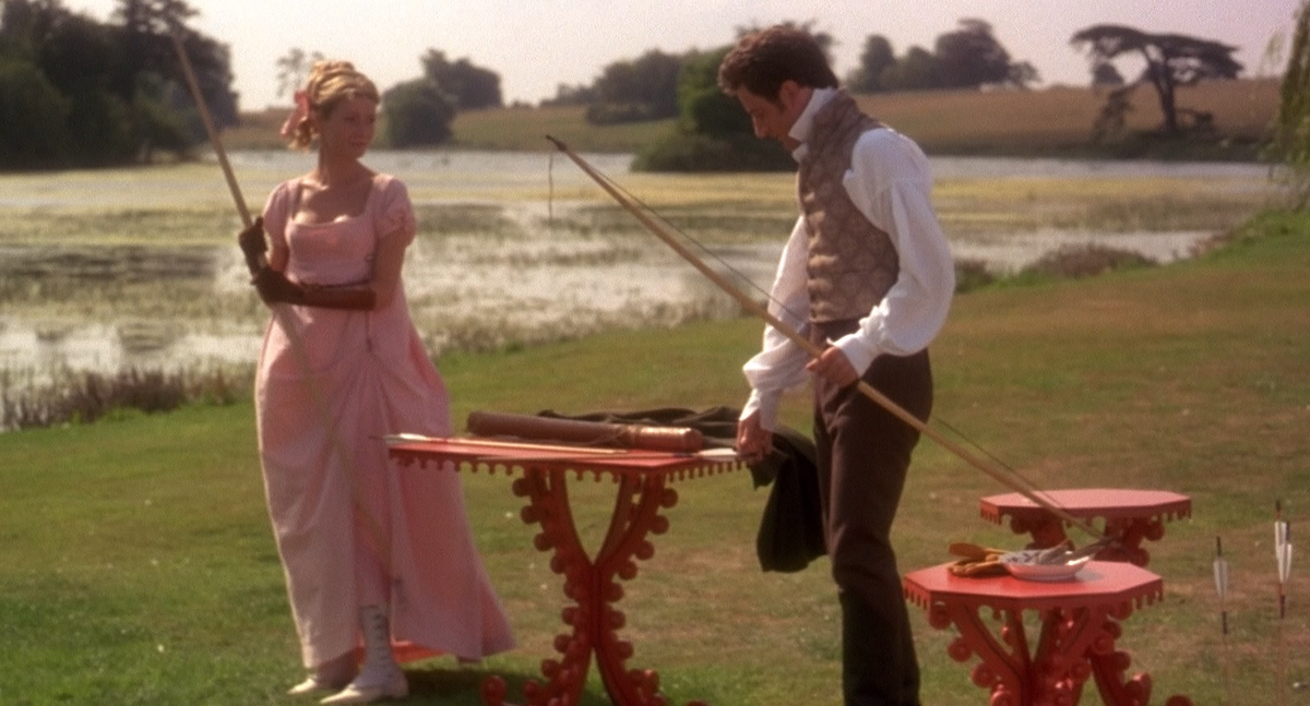 Сцена, конечно, отсылает нас к "Гордости и предубеждению" 1940 года! Но заметьте: там Элизабет Беннет надевает перчатку, и то невысокую, на правую руку поверх своих кожаных кружевных.  Эмма же как следует экипировалась! Обе руки прикрыты профессионально!