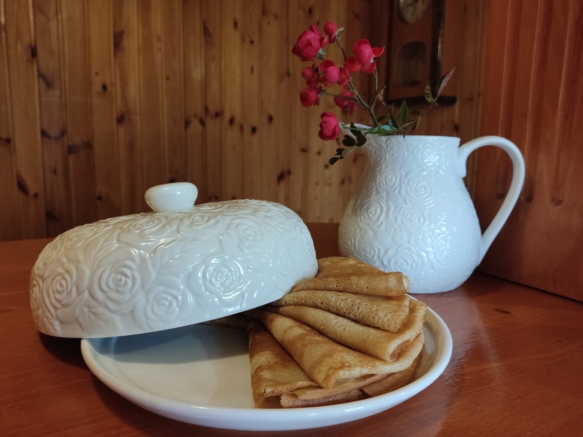 Блюдо для блинов всегда стоит на барной стойке