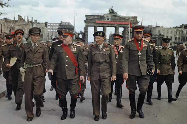 маршал Г. К. Жуков, фельдмаршал Монтгомери, 1-й заместитель главнокомандующего ГСОВГ генерал армии В. Д. Соколовский, главнокомандующий СГВ маршал К. К. Рокоссовский, 12 июля 1945 года