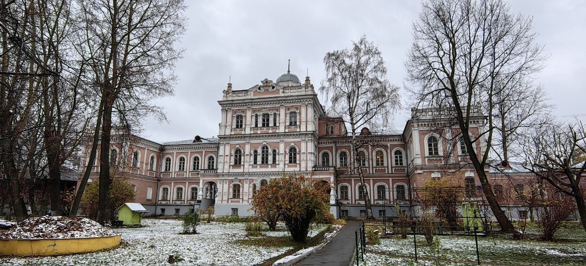 Летний дворец императрицы Елизаветы Петровны. Сейчас здесь НИИ реставрации. Фото: Мир Квартир