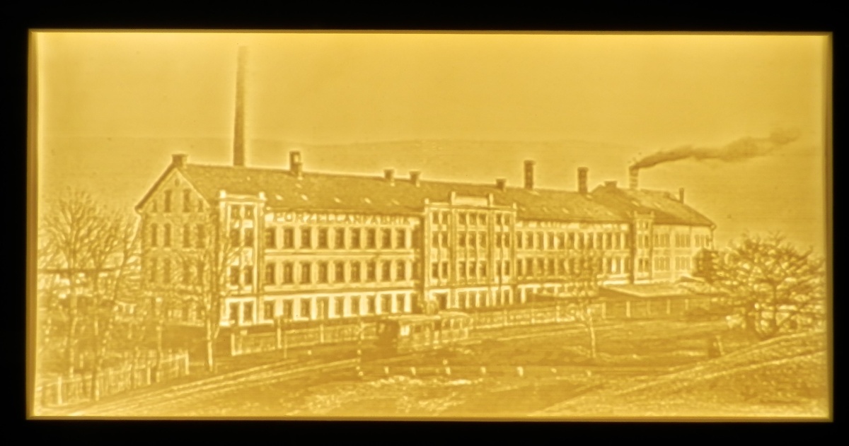 Старинная фотография фабрики с подсветкой.
