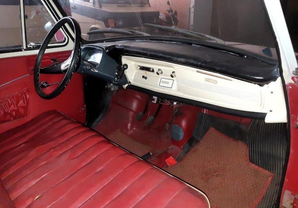 Ровный пол в салоне практически без "горба" над трансмиссией.