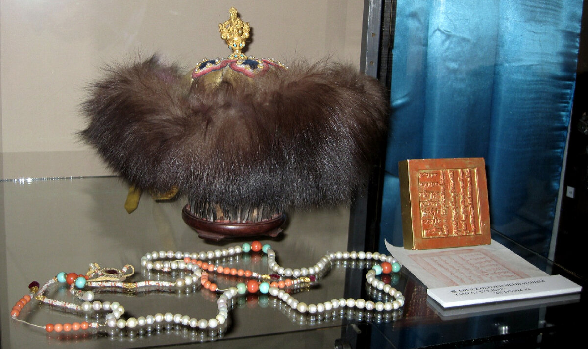 Головной убор Богдо-гэгэна VIII в экспозиции дворца. Эл. ресурс URL: https://www.himalayanart.org/items/37716