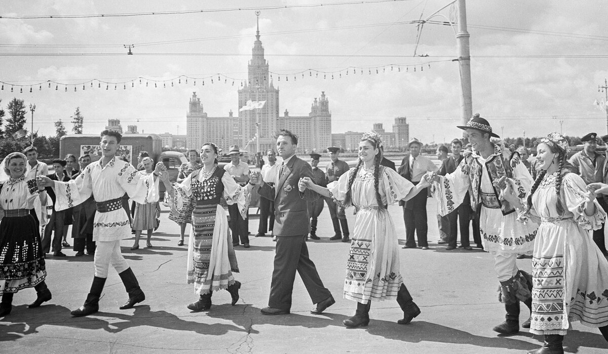    У здания МГУ на Ленинских горах в дни фестиваля. / Фото: Трепетов/РИА Новости